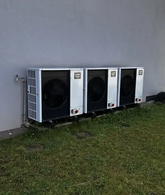 Pompes à chaleur commerciales Mitsubishi installées en Suisse romande Quatre unités de pompe à chaleur Mitsubishi installées pour un système de chauffage commercial en Suisse romande